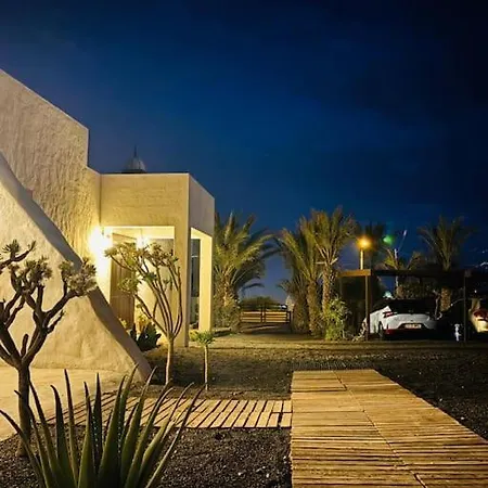 Casa Kira Camarote, Macher * Tias